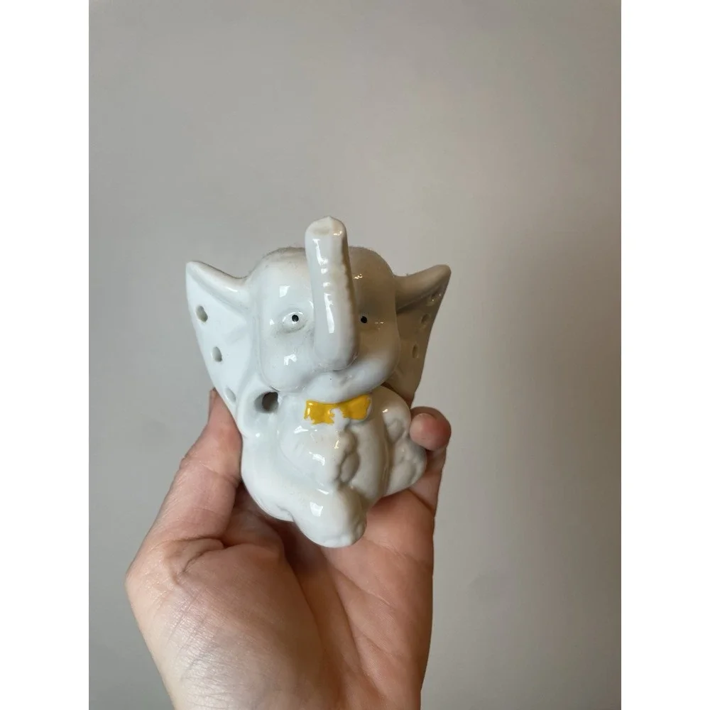 VINTAGE CERAMIC PORCELAIN ELEPHANT RING EARRING HOLDER 1980s.‎ Cute!